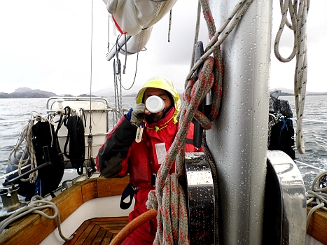 DSCI0184.JPG - E ist nass!!! Kalt aber nicht. Aber eine Tasse Bruehe, mit Liebe serviert von der Humanschnittstelle zur Naviogationssoftware (meiner Bordfee!), hilft doch ueber manche Unbill des Wetters hinweg!