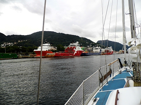 DSCI0186.JPG - Einlaufen in Bergen. Es sieht chaotisch aus wie vor 2 Monaten. Also, normal! Dicke Poette, soweit man gucken kann, aber jetzt schrecken sie uns  nicht mehr, denn wir wissen ja, dass dahinter die Ruhe wartet!