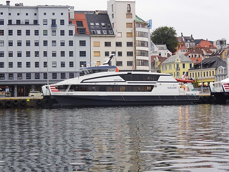 DSCI0189.JPG - Nur die hier, stoeren die Ruhe hin und wieder empfindlich! Schnellfaehren. Aber zur Zeit sid sie nur "tagaktiv". 