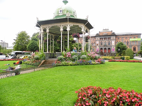 DSCI0190.JPG - Wir gehen in die Stadt. Grundsaetzlich ist Bergen eine schoene Stadt. Zumindest versucht man, sie dazu zu machen!