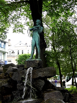 DSCI0199.JPG - Das Denkmal des beruehmten norwegischen Geigers Ole Bull. Was allerdings der arme Kerl unter ihm, im Wasserfall, bedeuten soll, ist mir bisher verborgen gebleiben! 