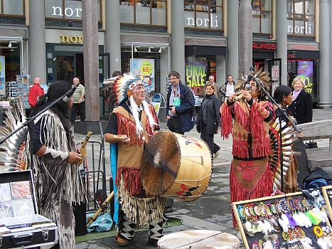 DSCI0212.JPG - Die indianische Musikertruppe in der Einkaufs- und Fu&Atilde;�gaengerzone macht indes das, was alle hier machen: Touristen abzocken, um e smal sehr vorsichtig zu beschreiben. Schoen istz es trotzdem, was sie spielen!