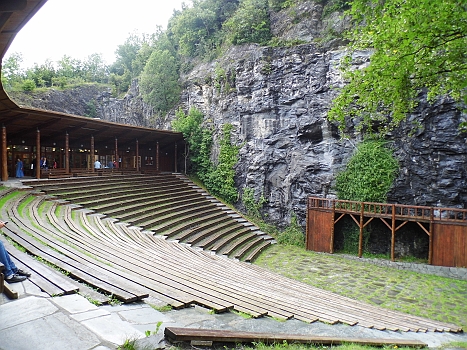 DSCI0225.JPG - Dafuer ist hier Kultur pur angesagt und das entschaedigt fuerVieles. Vor allem wird man hier sehr freundlich und sachkundig "an die Hand genommen". Hier das Amphi-Theater im alten Kalksteinbruch