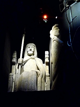 DSCI0229.JPG - Auch die kuenstlerisch gestaltete Wanderung durch die Goettergeschichte sollte man sich hier ruhig erlaeutern lassen- Hier die Darstellung von Odin nebst Gemahlin...