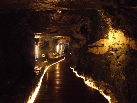 DSCI0234.JPG - Hier kommt man nur her, wenn man die "Fuehrung" bucht, respektive darum bittet. Es ist ein Teil einer alten Mine. Hier werden die diversen Mineralien ausgestellt und erklaert, die auf Bomloe gefunde werden, respektive gefunden wurden. Leider, und hieran sollten die Verantwortlichen arbeiten, nur in Norwegisach. Keinerlei Uebersetzung!