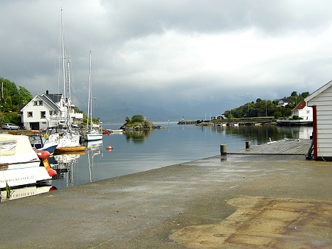 DSCI0242.JPG - Ja, das isses: Mosterhamn! Viel gelobt in den Handbuechern, die uns zur Verfuegung stehen, haelt aber nicht ganz -zumindest was den Hafgen selbst betrifft - was man verspricht