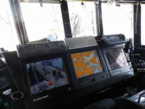 DSCI0002.JPG - ...und da gibts nicht nur neueste High Tec, sondern auch unser altes UKW Funkgeraet von Elna, ebenso wie den Furuno GP 30 GPS Empfaenger, den wir noch immer benutzen.