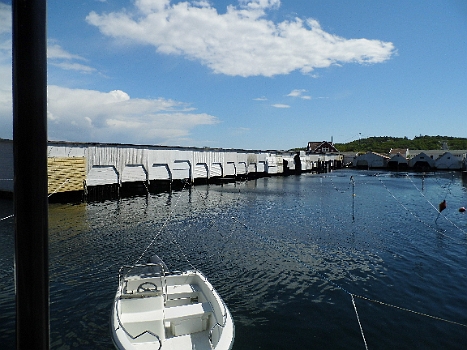 DSCI0017.JPG - Tja, die Norweger sind reich: Unsereiner hat nicht mal ne Garage fuer's Auto; hier gibts reihenweise welche fuer die Boote