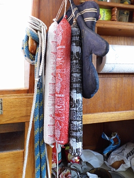 DSCI0021.JPG - Natuerlich kommt auch der Magen nicht zu kurz. Angeblich sollen diese Wuerste 1 Jahr lang haltbar sein. Also die vordere (eine Rotweinsalami) ist schon nicht mehr haltbar: Sie ist naemlich aufgegessen ;-)