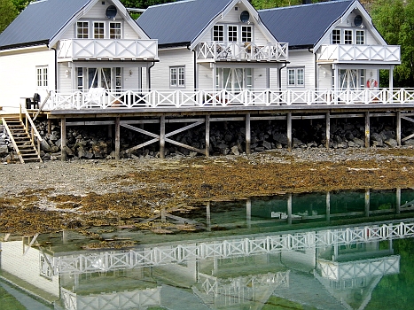 DSCI0003.JPG - Strandhaeuschen in Tonnes Marina. Malerisch - nur die Sat-Schuesseln passen nicht ganz ins Bild