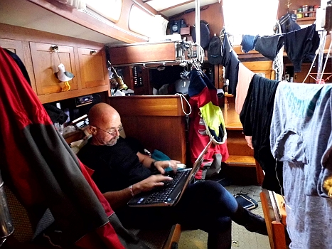 DSCI0014.JPG - Was soll man machen, wenn der Waeschetrockerner im Hafen nicht mitspielt? Muss halt die Bordheizung ran, auch wenn damit das "Buero des Skippers" deutlich an Gemuetlichkeit verliert...