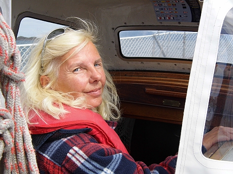 DSCI0048.JPG - Das ist sie: Meine "Humanschnittstelle" zum Navi-Programm! Natuerlichsprachlich, weist lautstark auf Flachs hin, meckert, wenn der Kurs nicht gehalten wird und findet zuverlaessig jeden Hafen. Hersteller von Naviprogrammen und Geraeten brauchen aber erst gar nicht nachzufragen: Diese Schnittstelle ist nicht veraeusserbar! Die is mir ;-)