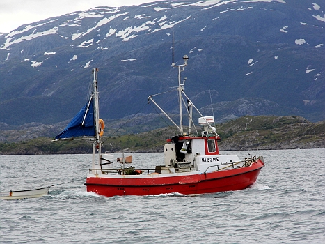 DSCI0075.JPG - Die Bordfee liebt kleine rote Fischerboote. Also wird es abgelichtet!
