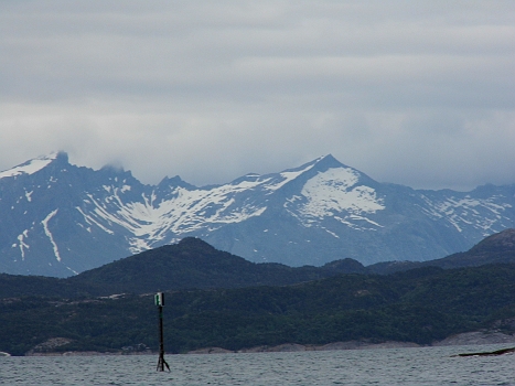 DSCI0088.JPG - Wer die in die Karte eingezeichneten Leuchtfeuer sucht, sollte nicht auf kleine Leuchttuerme hoffen: Die "Eisenstange mit gruener Illumination" hier, das ist ein uebliches Leuchtfeuer