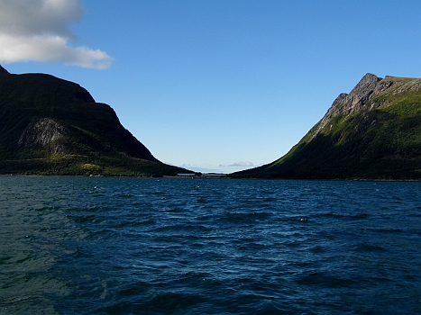 DSCI0143.JPG - Nein, hier hat kein Riese ein Stueck abgebissen, da ist wohl eher mal ein Gletscher in der Eiszeit durchgerutscht. Aber Achtung: An solchen Loechern pfeifft es unter Umstaenden maechtig. Dueseneffekt heisst das Zauberwort