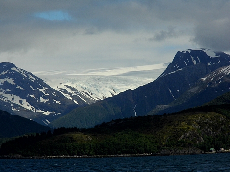 DSCI0147.JPG - Und da isser!!! Der Svartisen Gletscher. Zunaechst hielt ich seine Oberkante noch fuer eine langgestreckte, weisse Wolkenformation, bis ich meinen Fehler entdeckte: Das rein Weisse ist tatsaechlich Eis!