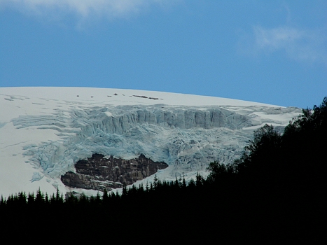 DSCI0181.JPG - Die Gletscherkante mit dem Tele. Noch sind wir nicht im Hafen