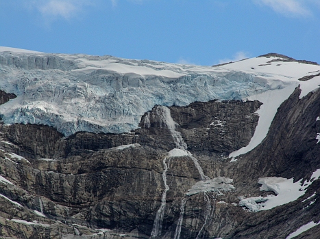 DSCI0190.JPG - Und nochmal Gletscher. Staendig laufen grosse Mengen Wasser herunter. Ja, so ein Gletscher lebt. Er bewegt sich, wie wir inzwischen wissen, bis zu 2 m taeglich!