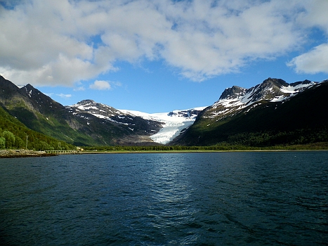 DSCI0215.JPG - Von unserem Liegeplatz bietet sich dieser Ausblick! Das Wetter wird immer schoener. Ob wir noch zum Fussmarsch aufbrechen?