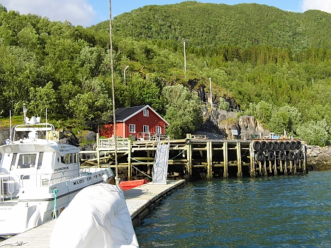 DSCI0228.JPG - Es ist Ebbe, wie man unschwer an der Pier und dem Neigungsgrad der Gangway zum Schwimmsteg sieht. Das hier ist uebrigens alles! Mehr gibts hier nicht! Herrlich. Man hat hier wirklich seine Ruhe