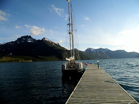DSCI0005.JPG - Ja, die Welt ist schoen... und weit! Und sie liegt da hinten irgendwo hinter den Bergen. Sie wartet nur auf uns!