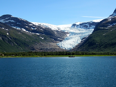 DSCI0012a.JPG - Am Ende des Fjordes kann man uebrigens auch ankern. Ist doch ne coole Kulisse