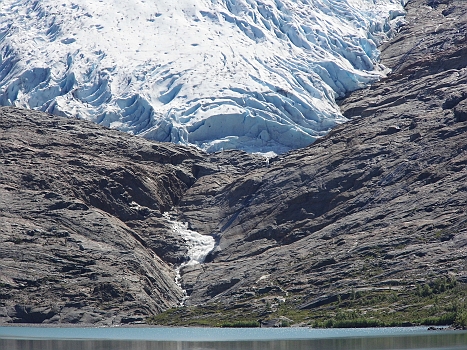 DSCI0060.JPG - Und da, wo der Sturzbach herkommt, wo sich Fels und Eis treffen, da wollen wir hin!