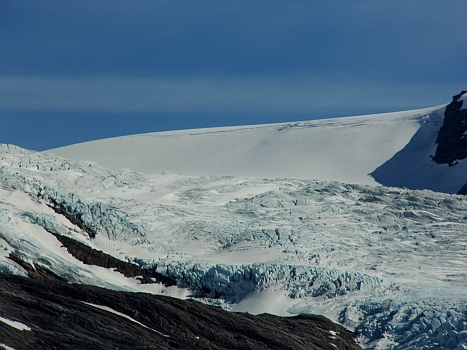 DSCI0066.JPG - Hier beginnt der Gletscher langsam seine Namengebende Farbe zu zeigen. An der Abbruchkante kommt langsam das Gruenblau zum Vorschein