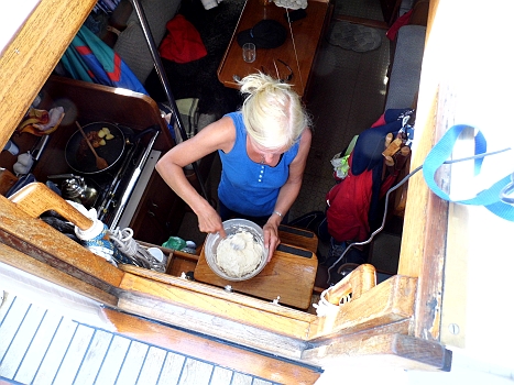 DSCI0068.JPG - Die Bordfee ist dem Skipper fuer die Idee, hierher zu segeln so dankbar, dass sie ihm ein Extrabrot baeckt
