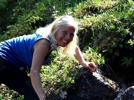DSCI0125.JPG - Man kann aus diesen Quellen  und Baechen tatsaechlich trinken!