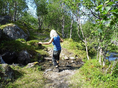 DSCI0128.JPG - Die Bordfee weiss, wo die Steine liegen. Daher kann sie ja auch uebers Wasser gehen...