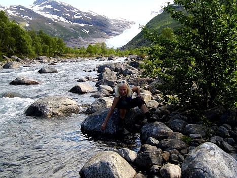 DSCI0136.JPG - Der Sturzbach, ueber den sich der Gletschersee in den Fjord ergiesst