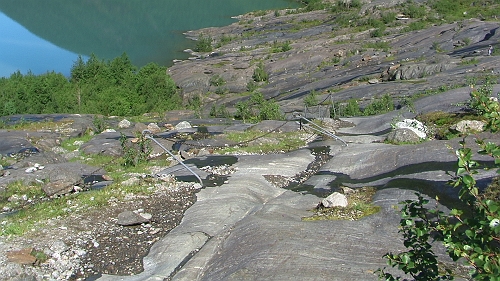 PIC_1495.JPG - Wenn da was vom Gletscher runterkommt, sollte man hier lieber nicht sein! Diese Eisenstangen sind gut 1,5 cm dick und waren mal gerade...
