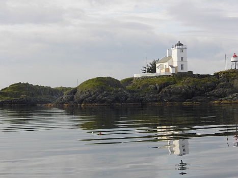 DSCI0022.JPG - Einlaufen in Haugeasund. Leuchtfeuer mit "vorgelagerten Muell-Applikationen in Wasser"...