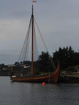 DSCI0030.JPG - und hinter er Bruecke "lauerte" an unerwarteter Stelle, die Vergagenheit!