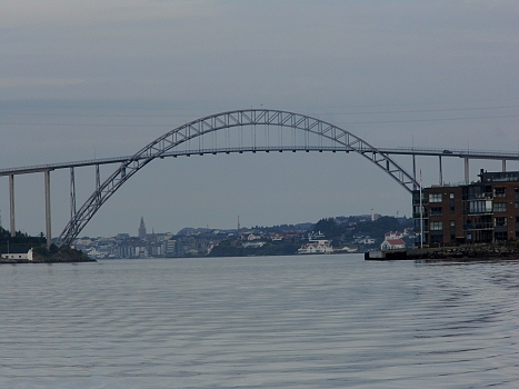 DSCI0041.JPG - Schade, man sieht es nicht, aber vor der Bruecke fing ploetzlich das Wasser an, zu "toben"