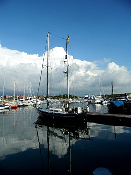 DSCI0044.JPG - Und schliesslich sind wir in Tananger. Sieht huebsch aus, wenn man das Oel auf dem Wasser ignoriert und alles, was ausserhalb diese huebschen Hafens ist...