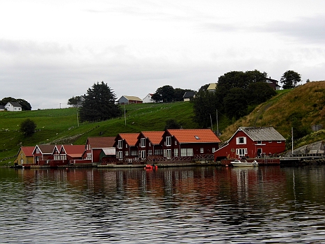DSCI0047.JPG - Wir laufen in den Fjord nach Egersund von Norden kommend ein. Hat irgendwie einen Touch von Berlin Spandau...