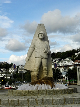 DSCI0070.JPG - Der alte Seemann am Hafgen sieht sehr nachdenklich aus. Das ist auch begruendet, denn hier vor der Tuer ist es nicht ungefaehrlich...