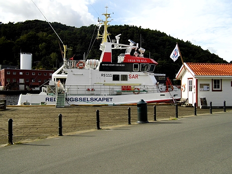 DSCI0072.JPG - Die Besatzung des SAR Kreuzers vor Ort war mehr als hilfsbereit! So etwas Unbuerokratisches habe ich in Deutschland noch nicht erlebt. Zugegeben, ich hatte mit der DGZrS noch keine Ber&Atilde;&frac14;hrung in soclher Angelegenheit, aber hier fuehlte man sich unter "Gleichen, mit gleichen Sorgen" und das ist sehr, sehr wichtig!