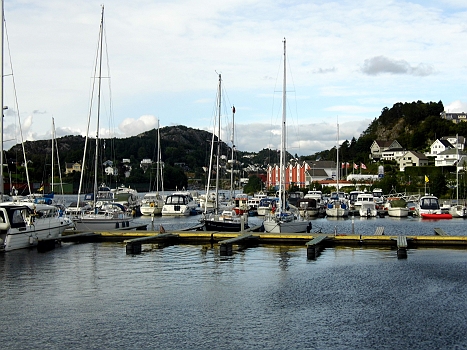 DSCI0073.JPG - Ja, und da sind wir jetzt! Egersund! Eigentlich ein huebscher Hafen, obwohl die Stroemung de Flusses etwas stoert, aber das gehoert dazu!