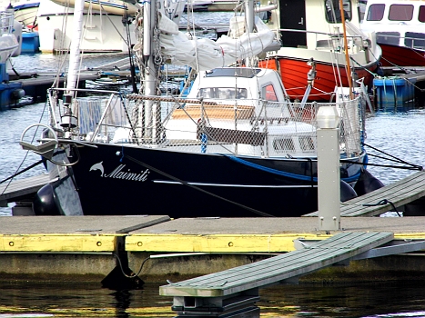 DSCI0074.JPG - "Da liecht sie!"  Klein, schoen und stolz! Und wieder wurden wir auf das Schiff angesprochen! 