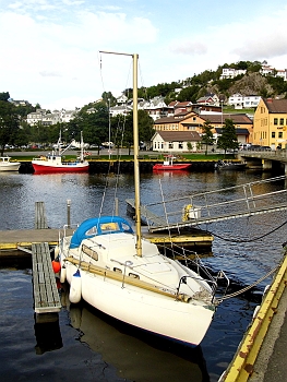 DSCI0077.JPG - So sollte ein Segeltoern jedenfalls nicht enden! Gebrochener Mast, das Schiff verlassen. So lange wie wir im Hafen sind, war niemand zu sehen...