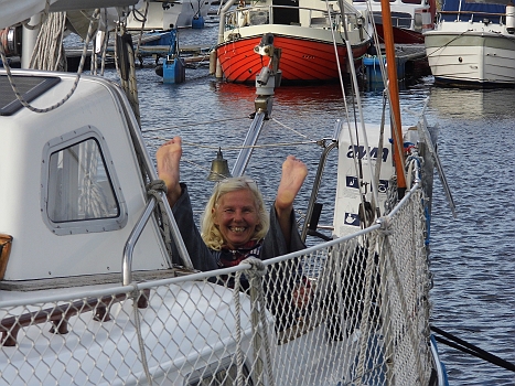 DSCI0081.JPG - Ja, auch wenn sie aussieht als haette sie gerade sechs Richtige im Lotto! Ein bisschen traurig sind wir schon, dass sich die schoene Zeit in Norway ihrem Ende entgegenbewegt... Aber: Diese Fuesse koennen noch weit, weit laufen ...oder segeln ;-) Naechstes Jahr geht's weiter!