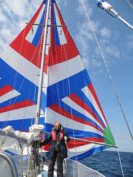 DSCI0009.JPG - Premiere! Diese Segel haben wir mit dem Schiff mitgekauft und noch nie benutzt. Im Prinzip zwei Blister, die zusammengen&Atilde;&curren;ht sind. In Anlehnung an den riesigen Spinnaker aus dem Film "Wind" nennen wir das Segel, unseren "Womper"