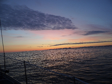 DSCI0017.JPG - So, es ist vollbracht. Wir sind Farsund entkommen, die Nacht durchgesegelt, haben Stavanger und Utsira passiert und erleben einen grandiosen Morgen