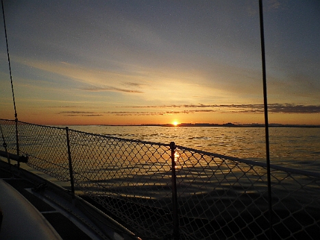 DSCI0024.JPG - Der Wind ist schwach, aber das wird schon noch und die Sonne geht strahlend &Atilde;&frac14;ber Norwegens Bergen auf. 