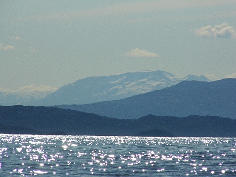 DSCI0027.JPG - Und dann erleben wir endlich das Norwegen, das man aus Bildbaenden so kennt: Schneebedeckte Berge...