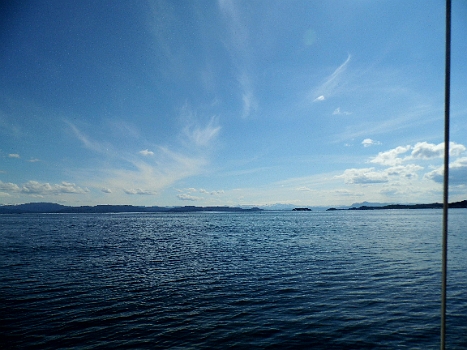 DSCI0038.JPG - Wir laufen in den Korsfjord ein. Wieder sieht das Wetter so aus, als wolle da eine Aenderung aufziehen: Keine Sorge, es blieb so