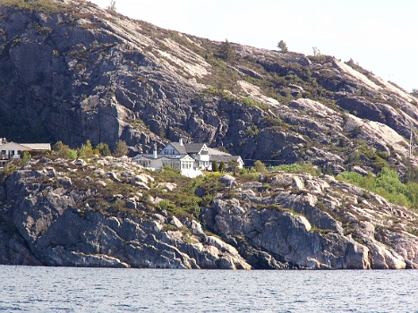 DSCI0059.JPG - Die Frage, die mich bei all diesen Haeusern hier beschaeftigt, die ja auf Felsen gebaut sind (und das sind sehr, sehr viele): Wie haben die das Abwasserproblem geloest? Will mir keiner erzaehlen, dass die fuer die Rohre in den Fels gebohrt haben....